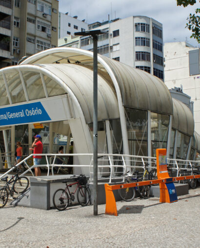 Bike Rio docking station at Ipanema/General Osorio Metro station